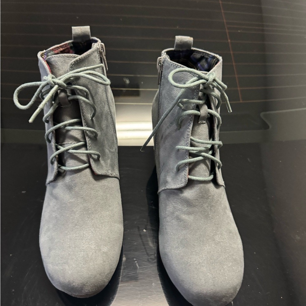 Women’s Gray Lace-Up Wedge Boots
